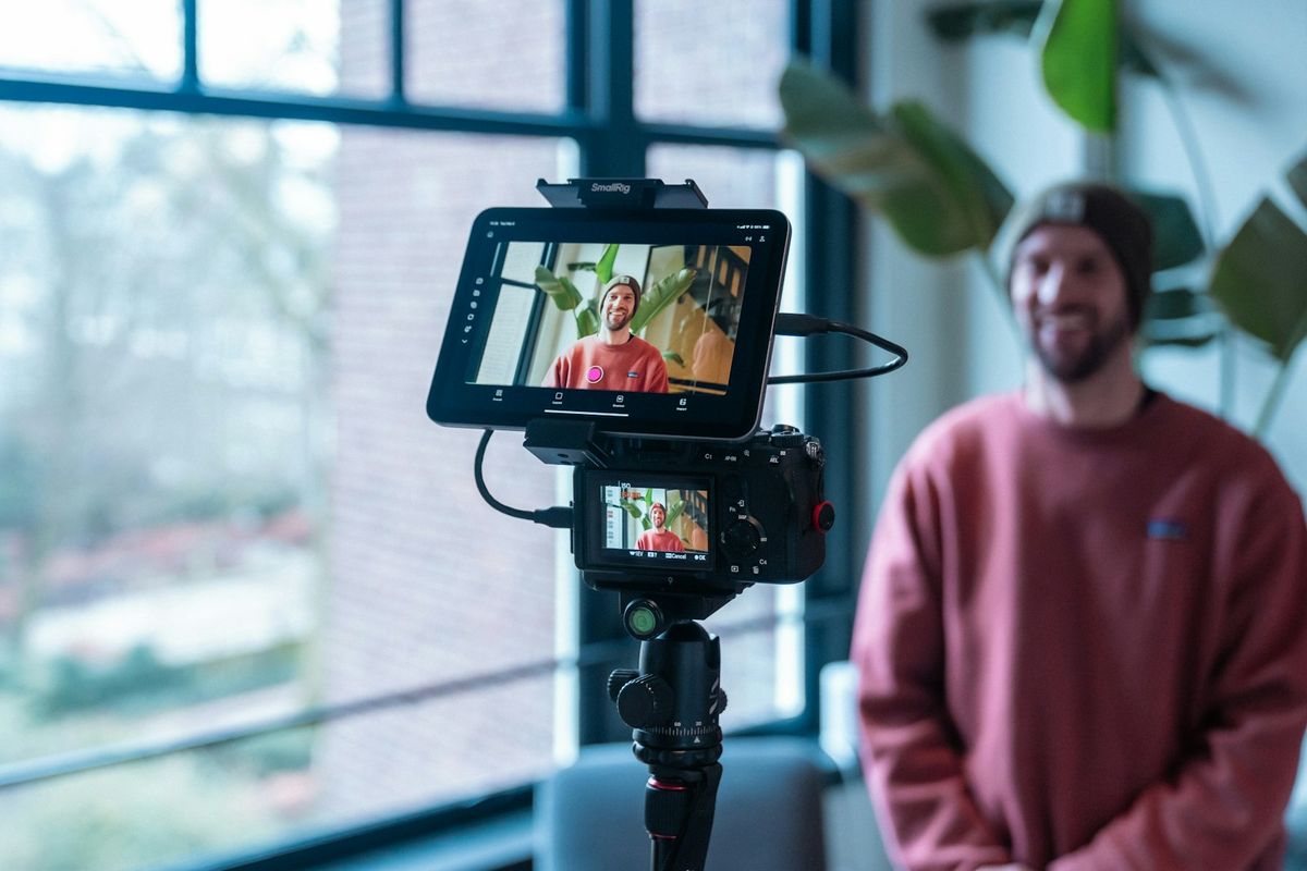 Innholdsskaper filmer seg selv med kamera og skjerm