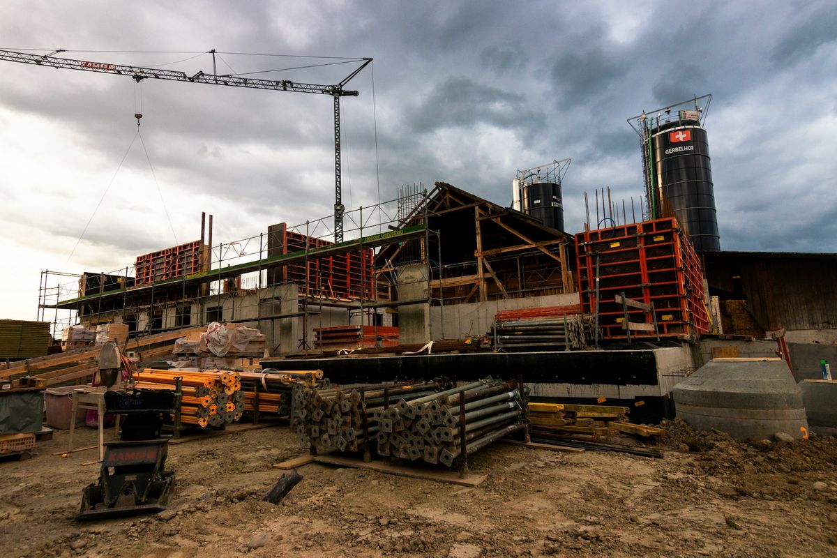 Byggeplass med kran og stillas under bygging