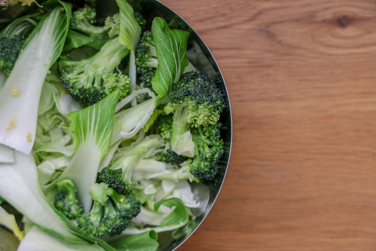 Ferske grønnsaker på brunt trebord